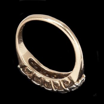 RING, 14k guld-vitguld, 5 briljantslipade diamanter, ca 0.90ct. Vikt ca 3g.