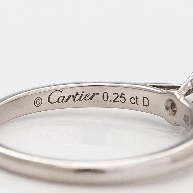 Cartier, sormus, platinaa ja briljanttihiottu timantti n. 0.25 ct. GIA-dossier ja sertifikaatilla.