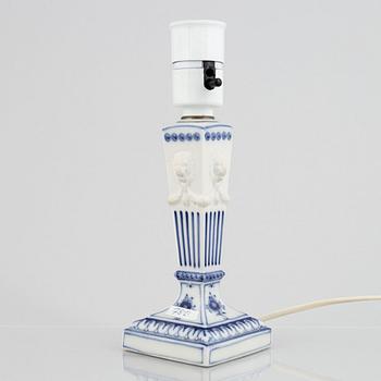 Bordslampa, porslin, Royal Copenhagen, "Musselmalet", modellnummer 15A, 1969-73.