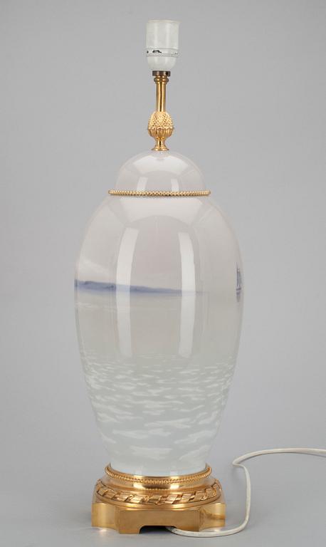 PÖYTÄVALAISIN, posliinia sekä kullattua messinkiä, Bing & Gröndahl, Tanska 1900-luvun alku.