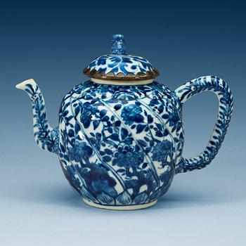 1695. TEKANNA med LOCK, kompaniporslin, Kina. Qing dynastin, Kangxi (1662-1722).
