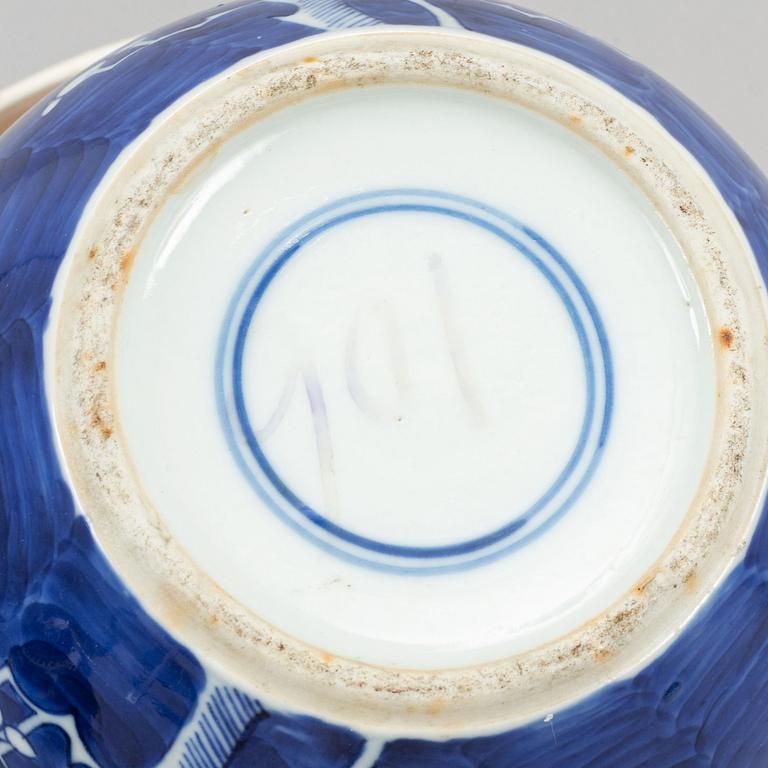 A set of a Chinese blue and white vase, two jars with cover and a lamp, 20th Century and modern manufactory.