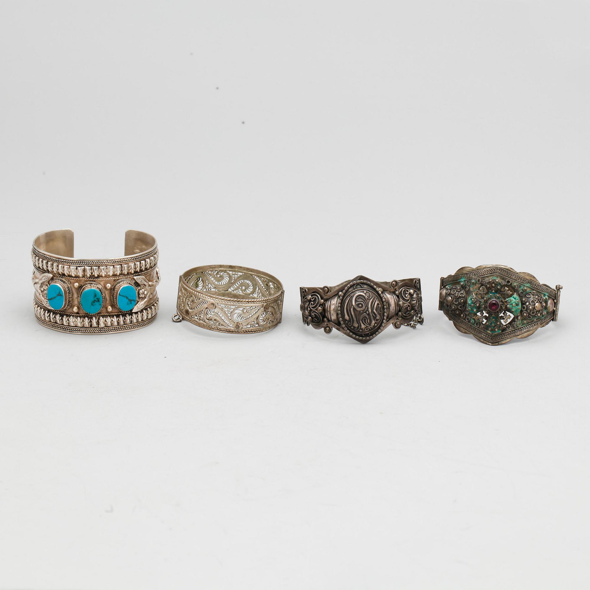 ARMRINGAR, 4 st, silver, mellanöstern, tidigt 1900-tal till 1900-talets andra hälft. Tot ca 165 gram.