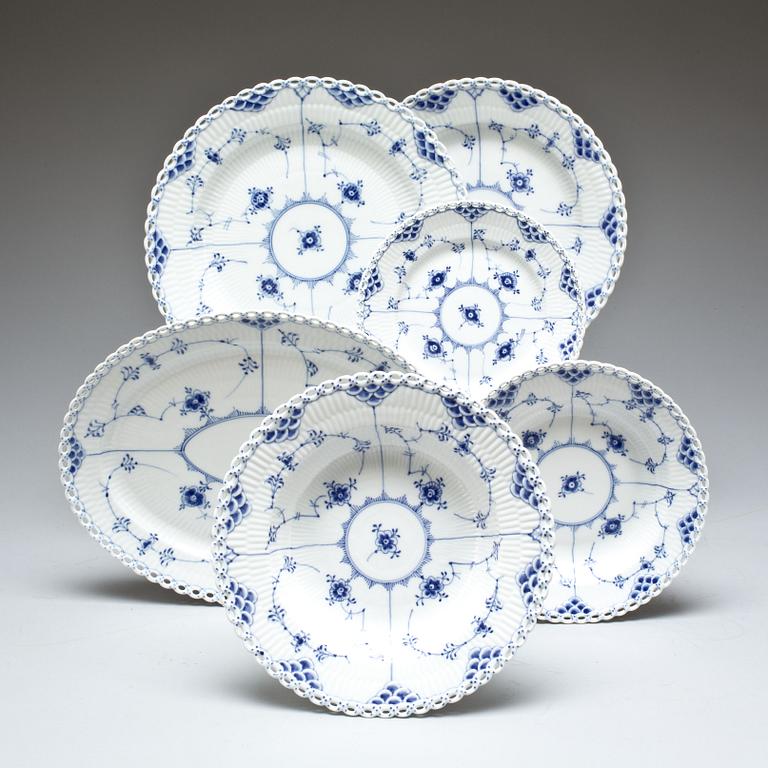 SERVISDELAR, porslin, 31 delar,"Musselmalet", Royal Copenhagen.