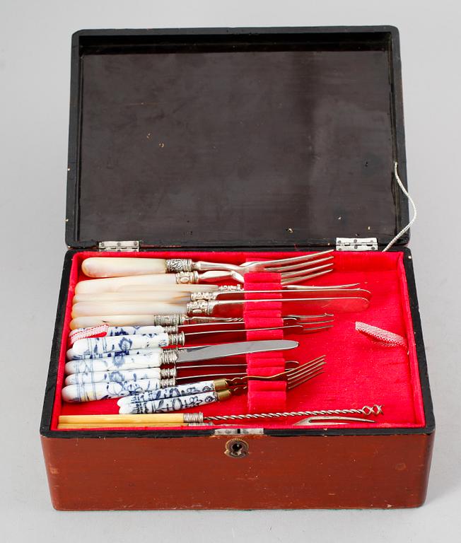 SCHATULL, orientaliskt, med bestick olika modeller nysilver och pärlemo, sent 1800-/tidigt 1900-tal.