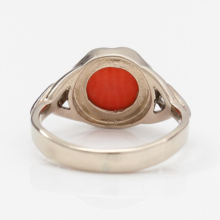 A 14K white gold ring with a coral and diamonds ca. 0.11 ct in total.