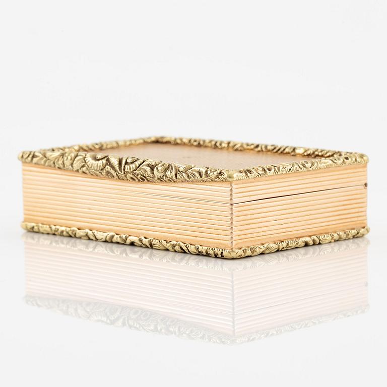 An european 14 carat gold box 'deux couleur', unmarked, probably Central Europe 19th century.