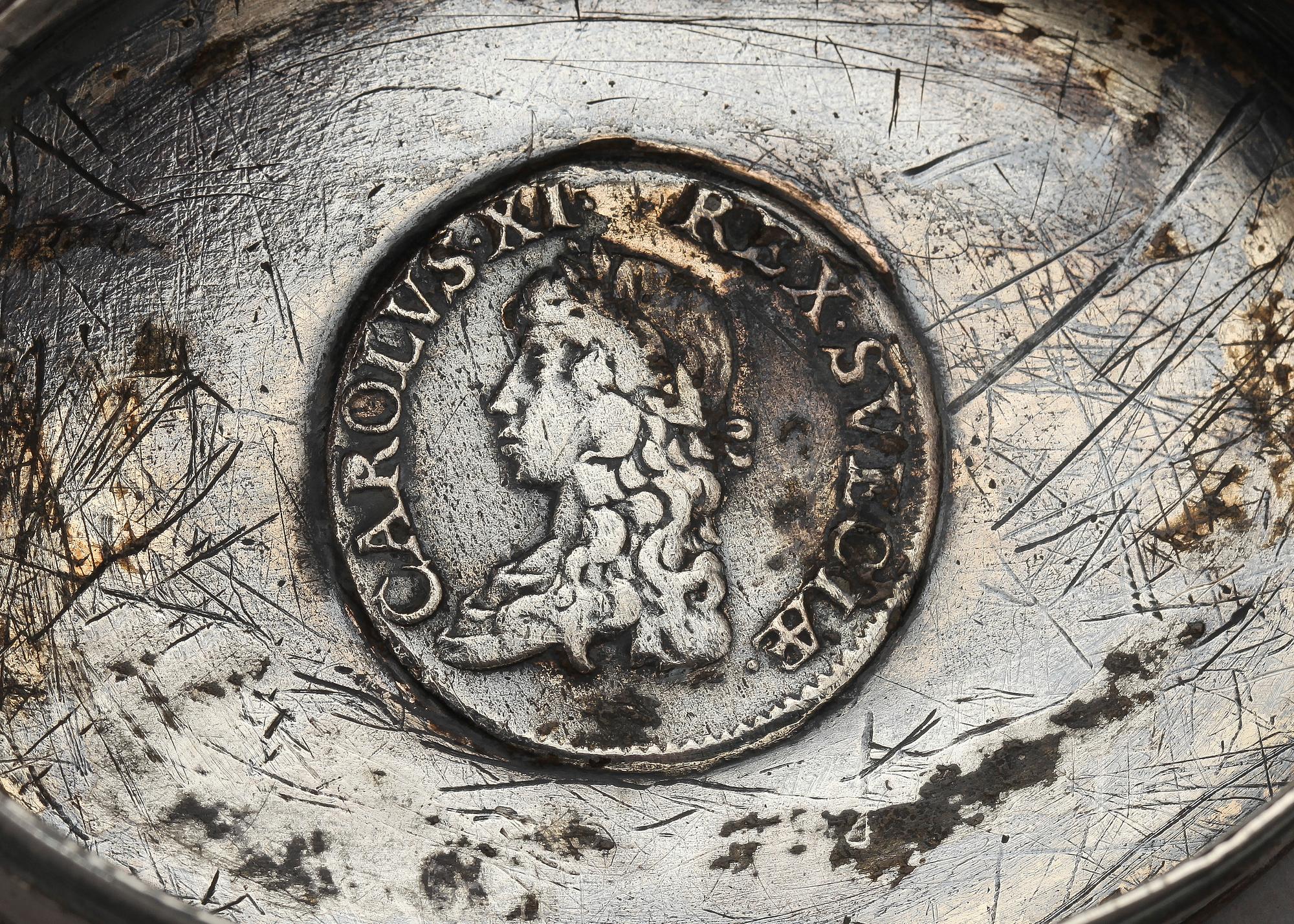 DOSA, silver, Sverige, ostämplad, graverad dat 1819. Vikt ca 135 gram.