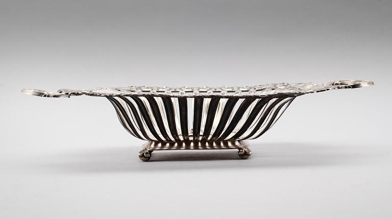 BRÖDKORG, silverplåt, 1800-talets  första hälft. Vikt ca 434 gram.