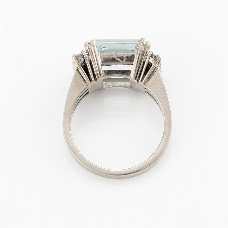 Ring, 18K vitguld med akvamarin och briljantslipade diamanter.
