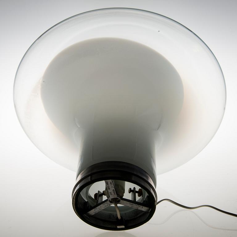 ANGELO MANGIAROTTI, PÖYTÄVALAISIN, "Lesbo", Artemide, Italia, 1980-luku. Malli muotoiltu v. 1967.