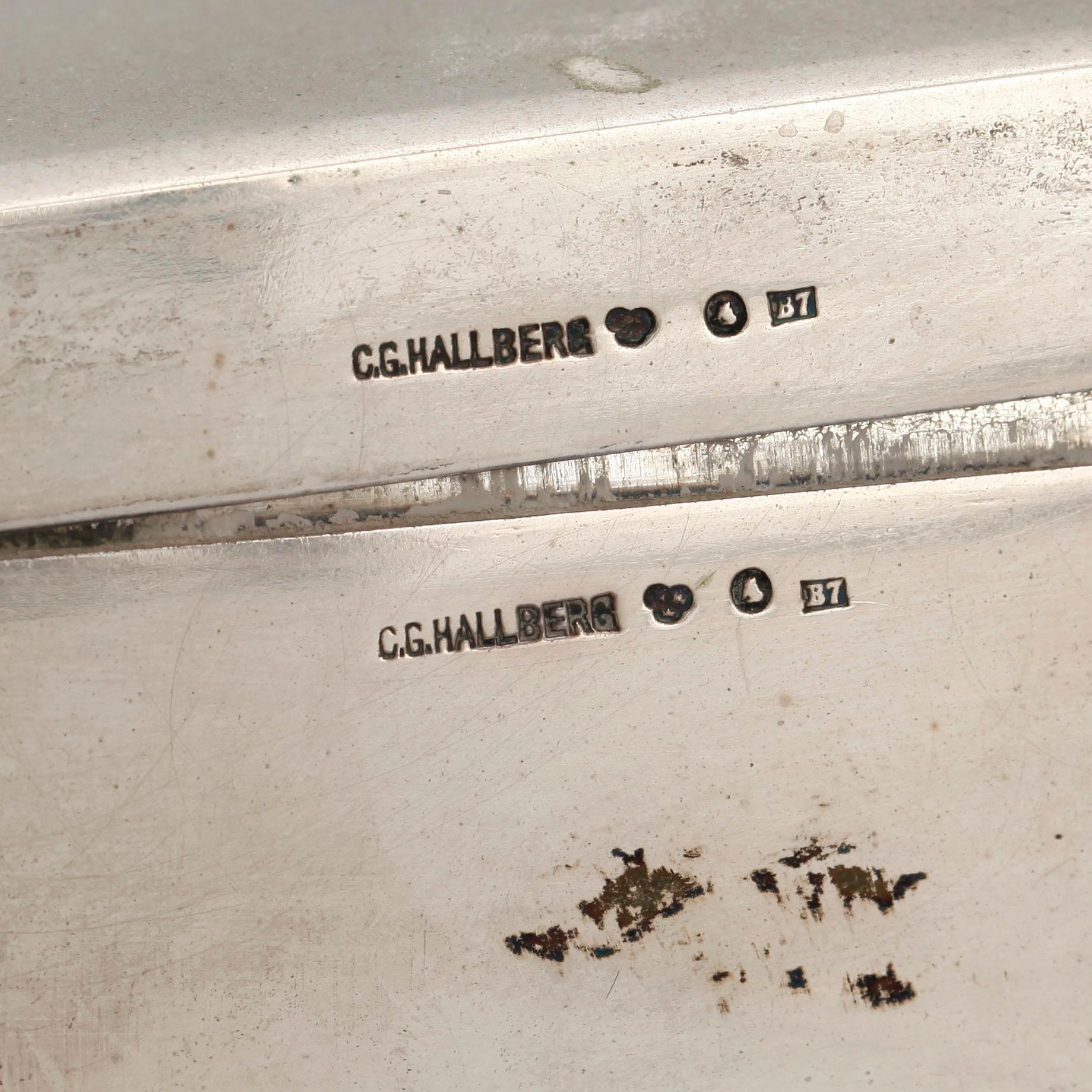 CIGARETTSKRIN, silver. C.G Hallberg, Stockholm, 1904. Totalvikt ca 505 gram.