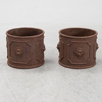 A pair of cast iron urns, 20th Century.