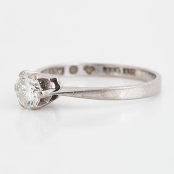 Ring 18K vitguld med en rund briljantslipad diamant 0.46 ct enligt gravyr.