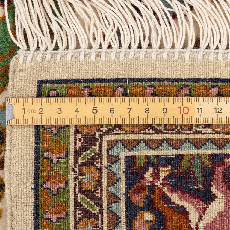 An oriental prayer rug, c. 180 x 125 cm.