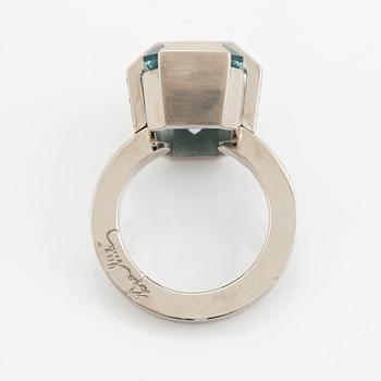 Efva Attling, "bend over ring", cocktailring med akvamarin och briljantslipade diamanter.