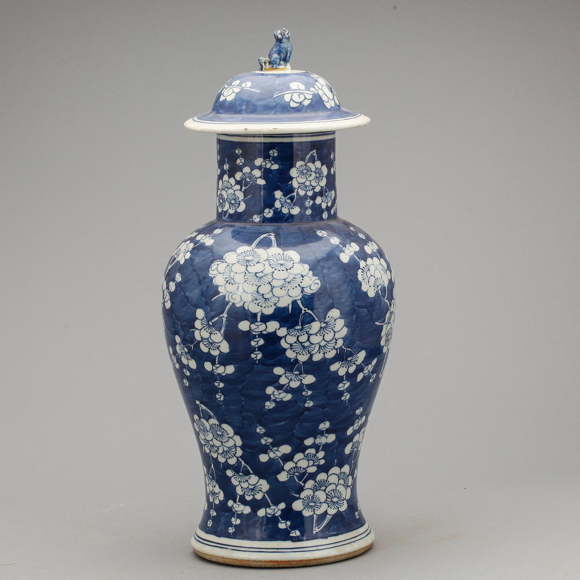 URNA med LOCK, porslin, Kina, 1800-tal.