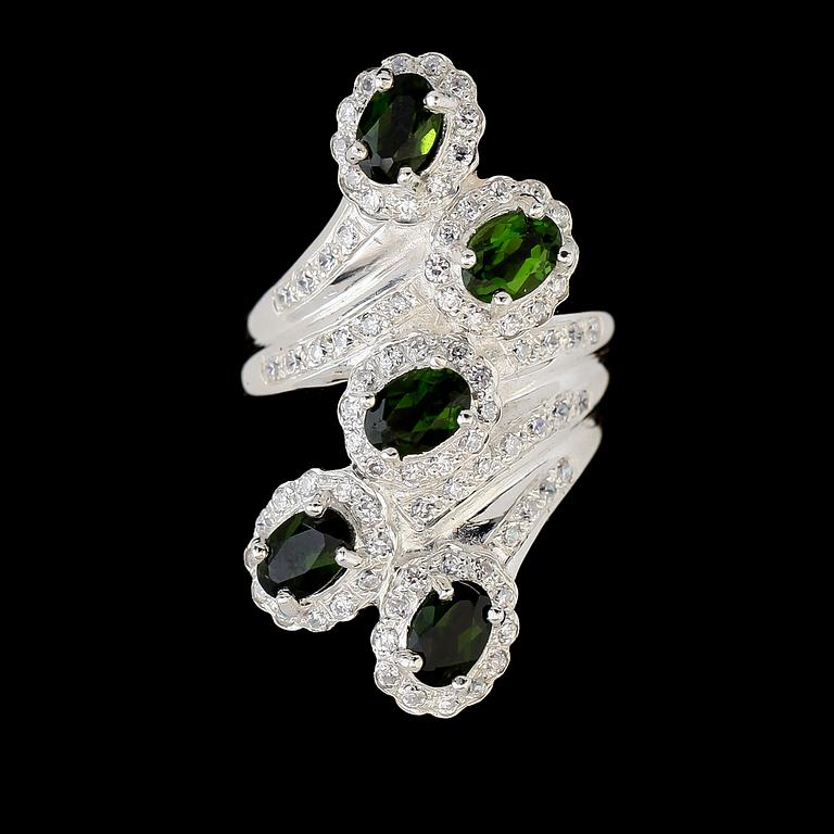 RING, sterlingsilver, vita safirer tot ca 0.85 ct, gröna stenar.