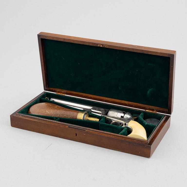 A percussion revolver, Colt 1851 Navy, in case, from the year 1863.