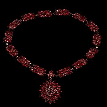 COLLIER, förgyllt silver med fasettslipade granater, sekelskifte 1800/1900-tal.