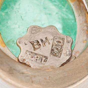 Ring in 18K gold and white gold with a cabochon-cut emerald and a brilliant-cut diamond.