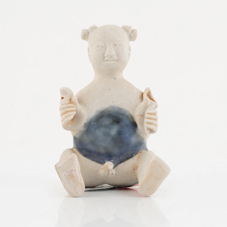 Koppar med fat, två stycken, koppar, två stycken samt figurin, porslin, delvis vrakgods, Kina, Qingdynastin, 1700-tal.