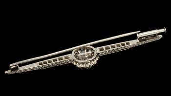 BROSCHNÅL, platina med gammalslipade diamanter ca 0,30 ct. Vikt ca 5 g.