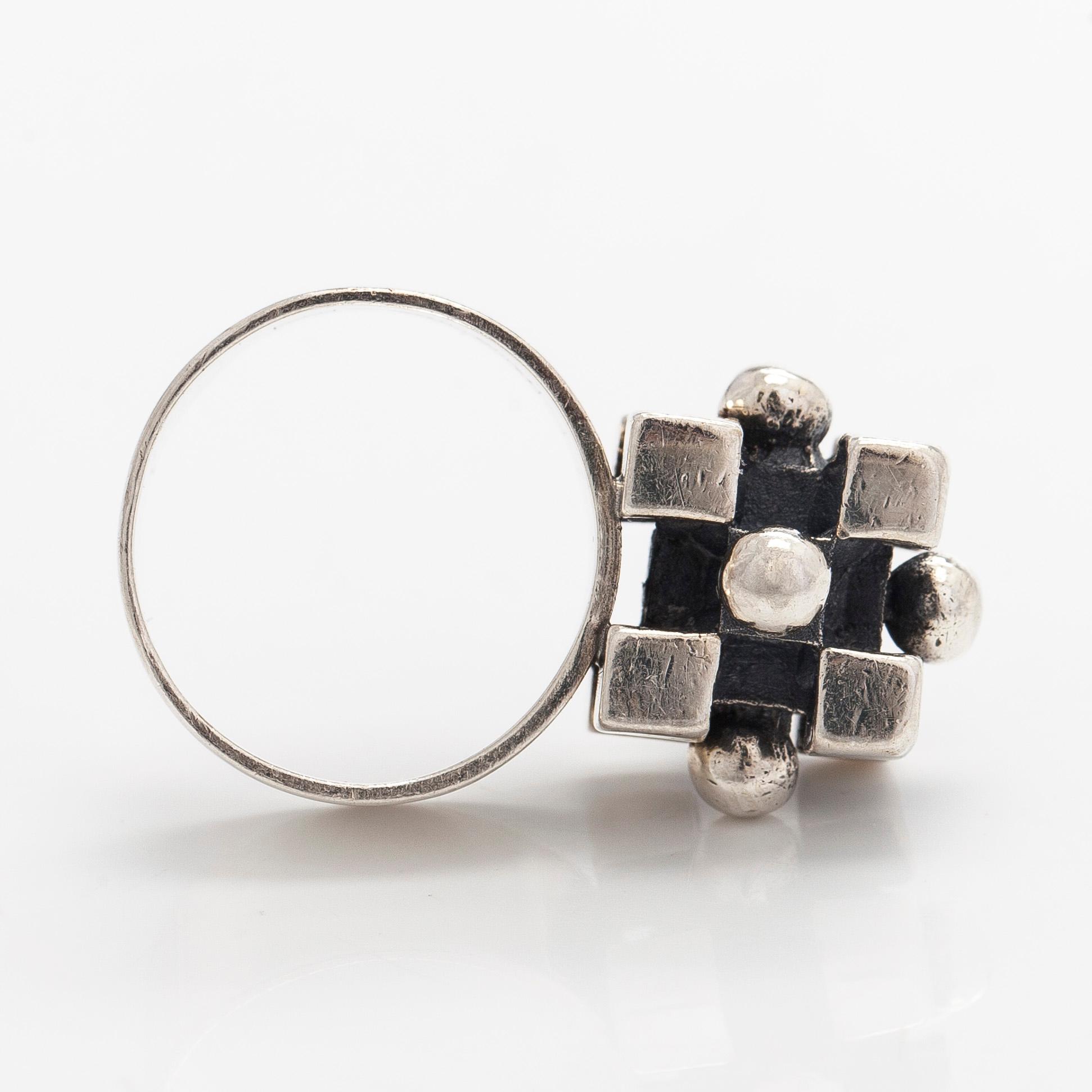 Pentti Sarpaneva, sormus, hopeaa. Turun Hopea, Åbo 1969.