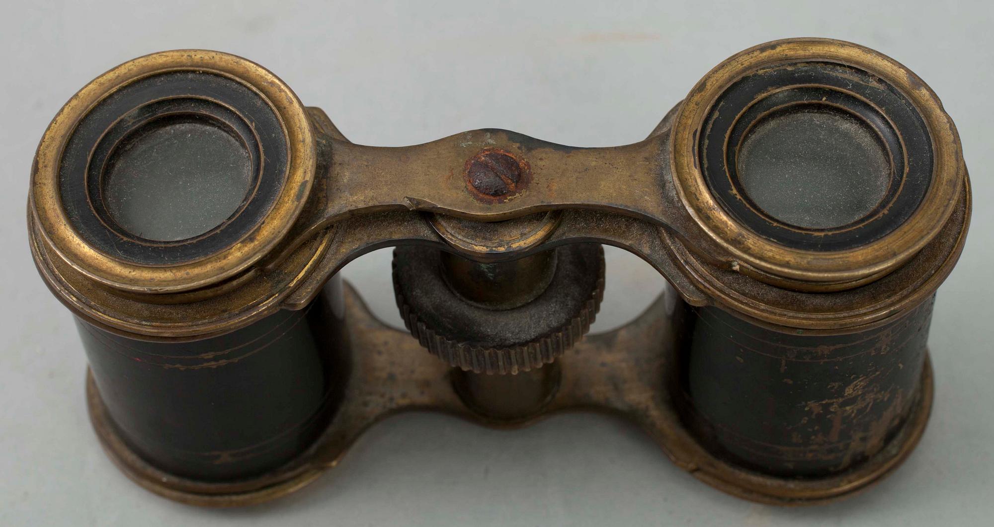 KIKARE 3 st, bl.a. en tubkikare, trä och mässing, London, ca 1900.