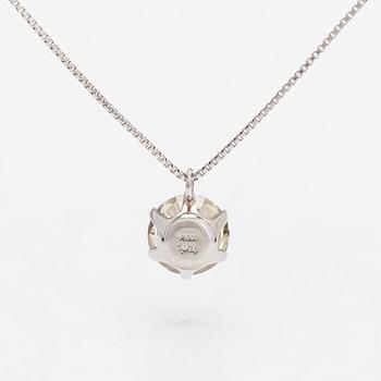 A platinum pendant with a brilliant-cut diamond approximately 1.014 ct according to engraving and a platinum chain.