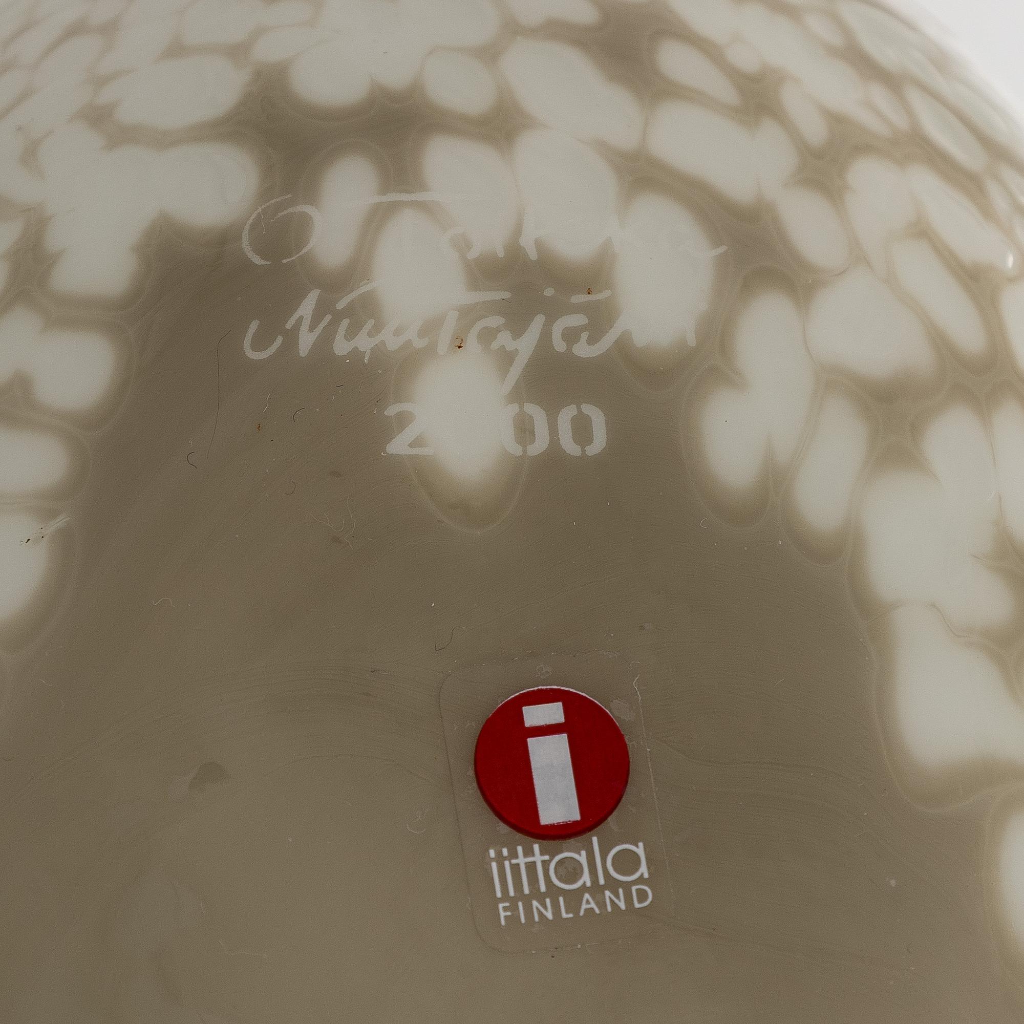 Oiva Toikka, an annual glass bird, 'Arctic tern', signed O. Toikka Nuutajärvi 2000.