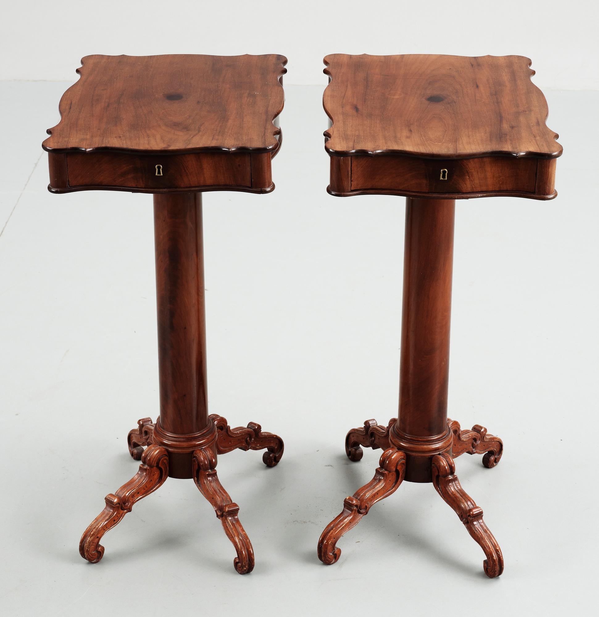 KUNGLIGA PELARBORD, ett par, senempire/nyrokoko, ägarmärkta Prinsessan Eugenie av Sverige, troligen 1840-tal.