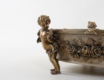 JARDINIERE, porslin och mässing, Louis XVI-stil, 1900/2000-tal.