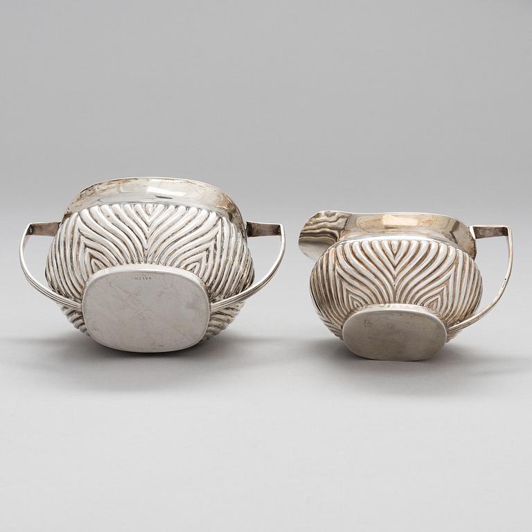 JOHN & WILLIAM DEAKIN, SOCKERSKÅL och GRÄDDKANNA, sterling silver, Sheffield 1916 och 1918..