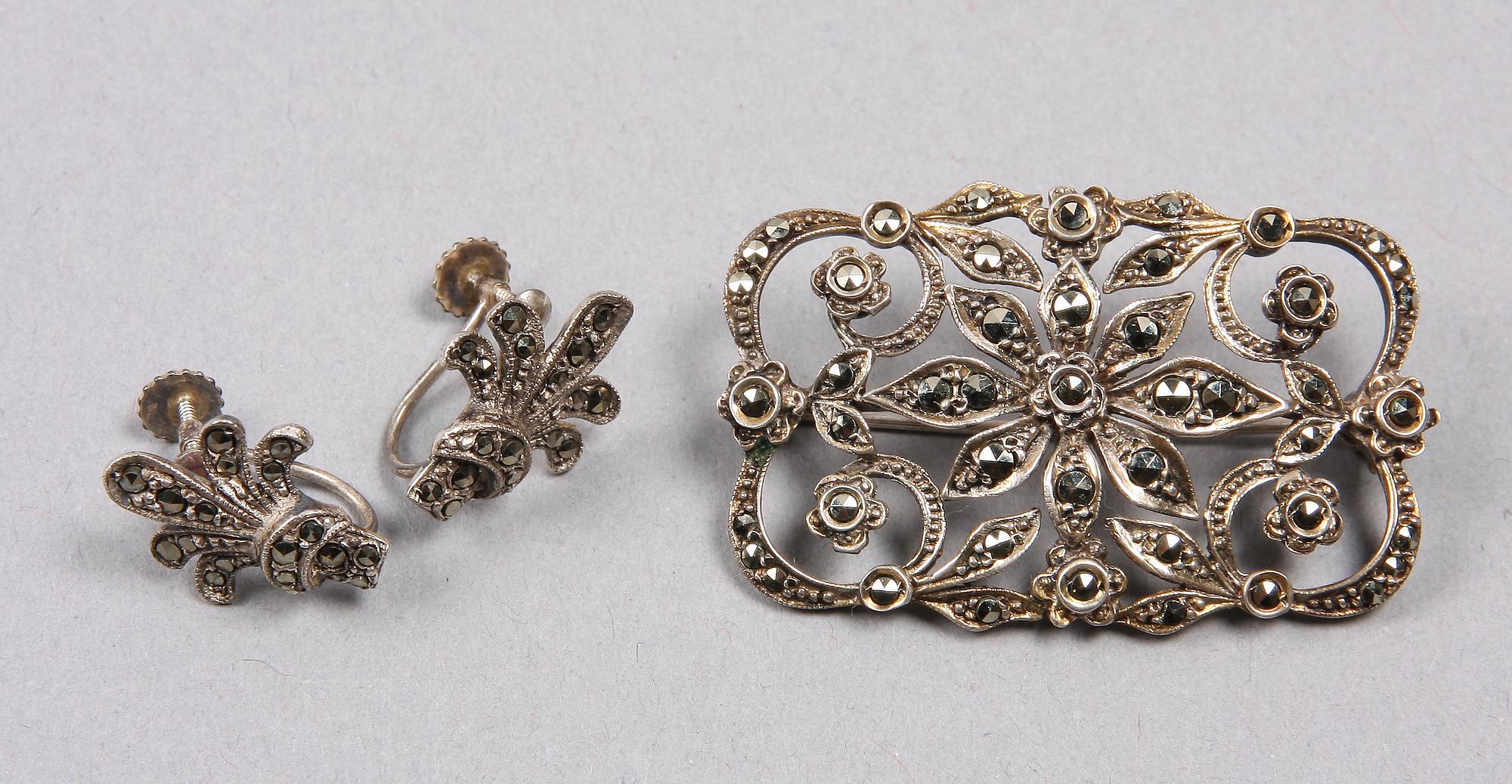 BROSCH samt ÖRHÄNGEN, ett par, silver och markasiter, 1900-talets mitt.