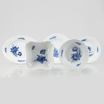 Servisdelar, 40 st, porslin, "Blå blomst", Royal Copenhagen, Danmark.
