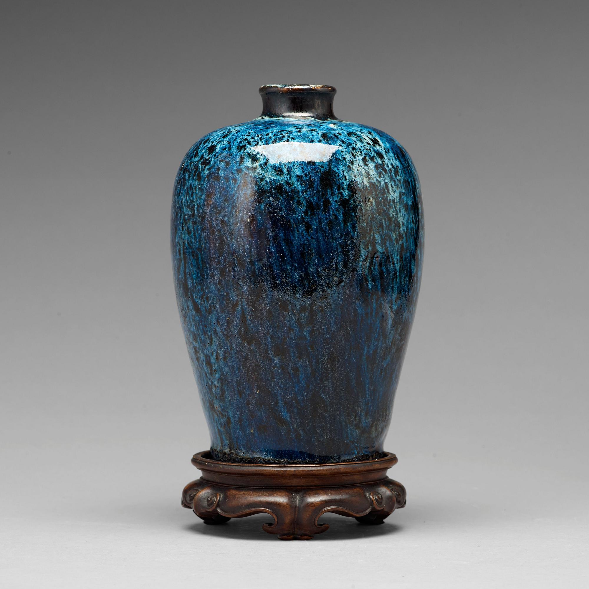 A flambé glazed vase, Qing dynasty, 19th Century.