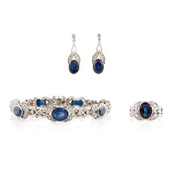 548. Smyckesset, armband, ring, örhängen, med safirer och runda briljantslipade diamanter.