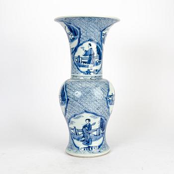 A blue and white vase, Qing dynasty, Kangxi (1662-1722).