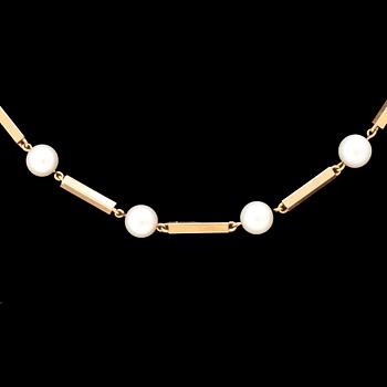 A set of 18K gold necklace and earrings with cultured pearls.
