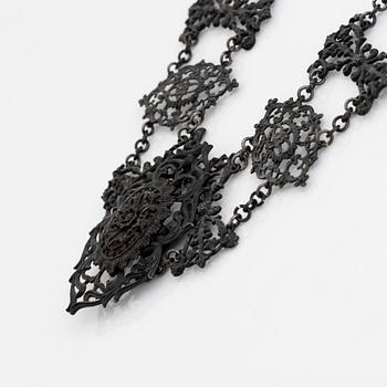 Collier svärtat gjutjärn.