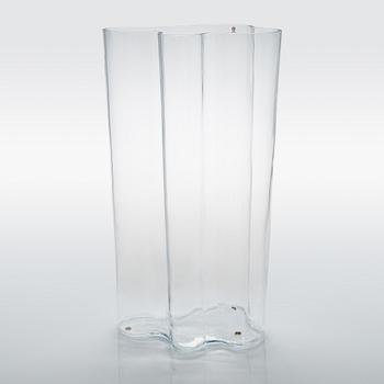 Alvar Aalto, a '0551' vase signed Alvar Aalto Iittala 2006.