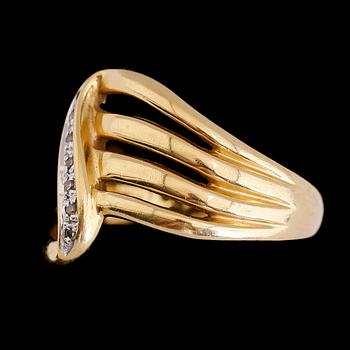 RING, 18 k guld, diamanter. Tot vikt ca 5 g.