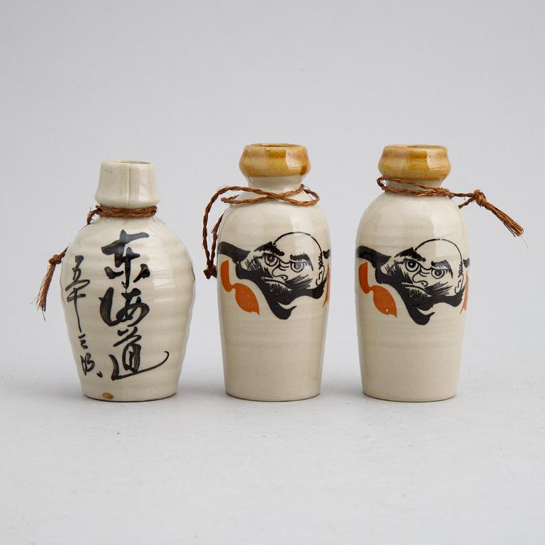 Sakeflaskor, 12 stycken, glaserad keramik, Japan, 1900-talets första hälft samt 1900-talets mitt.