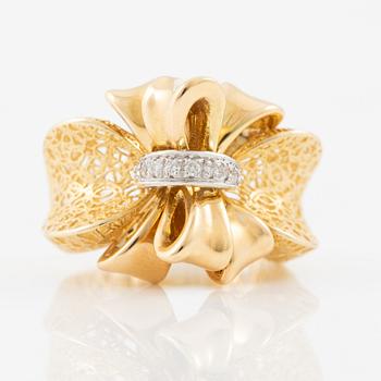 Demi parure, ring and earrings, 18K gold with brilliant-cut diamonds. Italy.