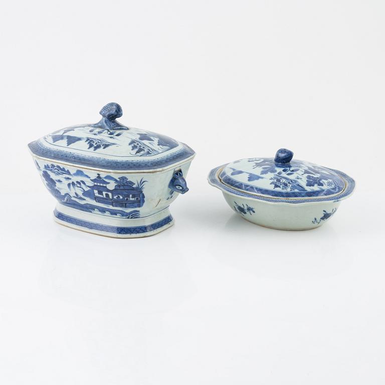 Two blue and white porcelain tureens, Qing Dynasty, Jiaqing (1796-1820).