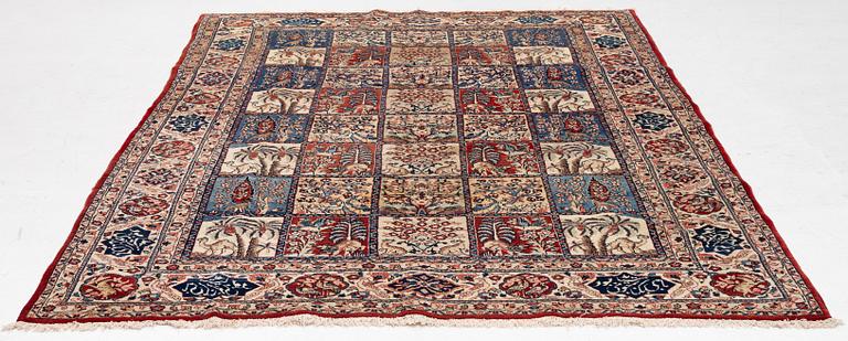 A Sarouk carpet, a. 310 x 210 cm.