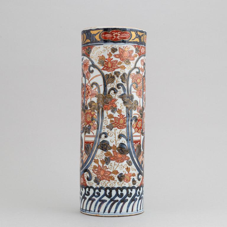 A japanese porcelain vase, Imari, 19th century.