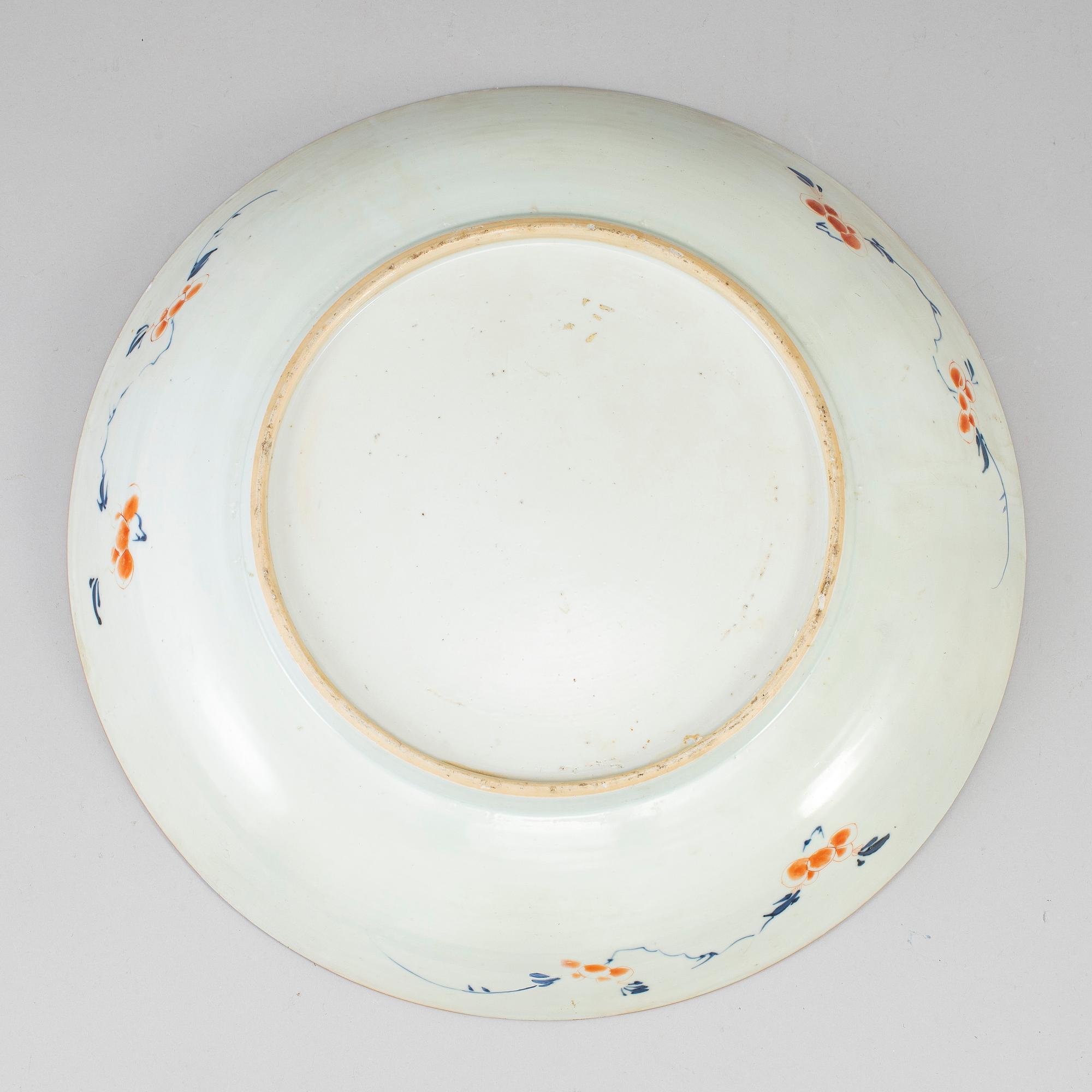 A large imari export porcelain serving dish, Qing dynasty, Qianlong (1736-95).