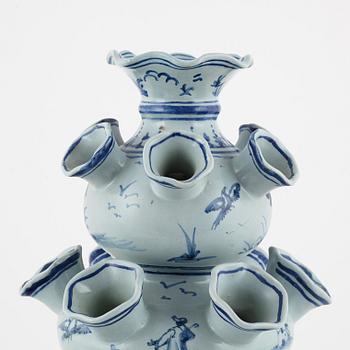 Tulpanvas, fajans, Italien, 1900-tal.